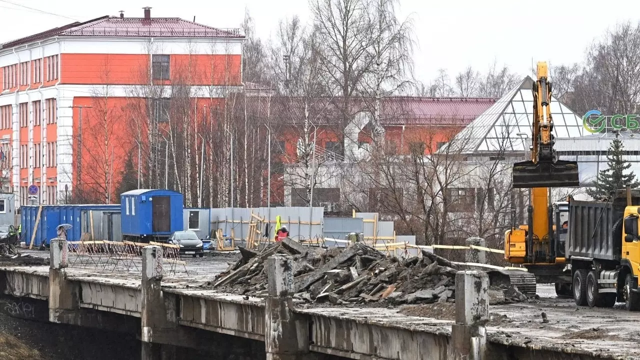 Рабочие начали разбирать мост в центре Петрозаводска